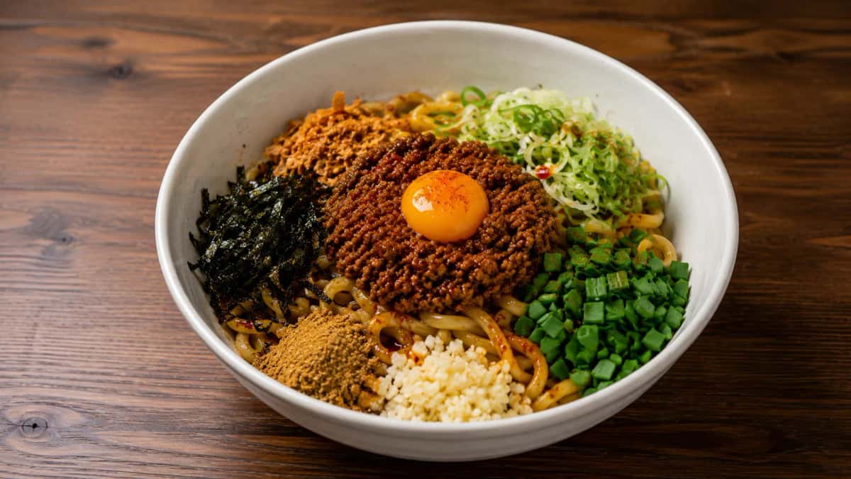 Autentisk japansk mazesoba med tjocka nudlar, kryddig fläskfärs, rå äggula och rayu från Nagoya