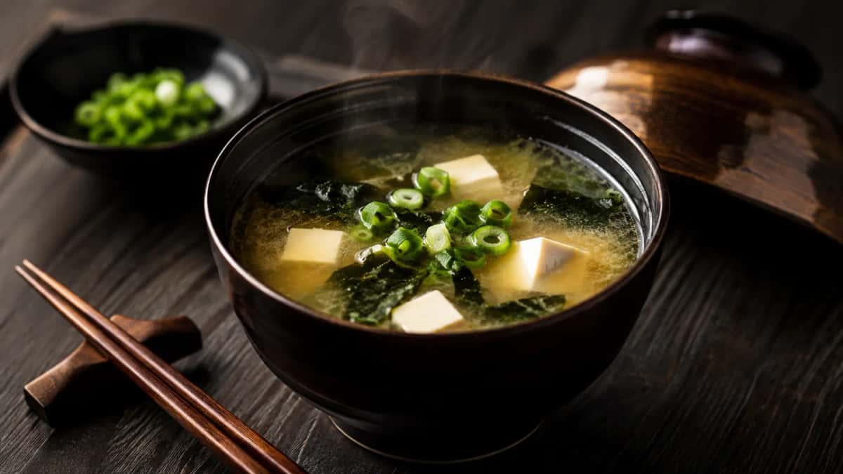 Autentisk japansk misosoppa med tofu, wakame och salladslök i klar dashibuljong