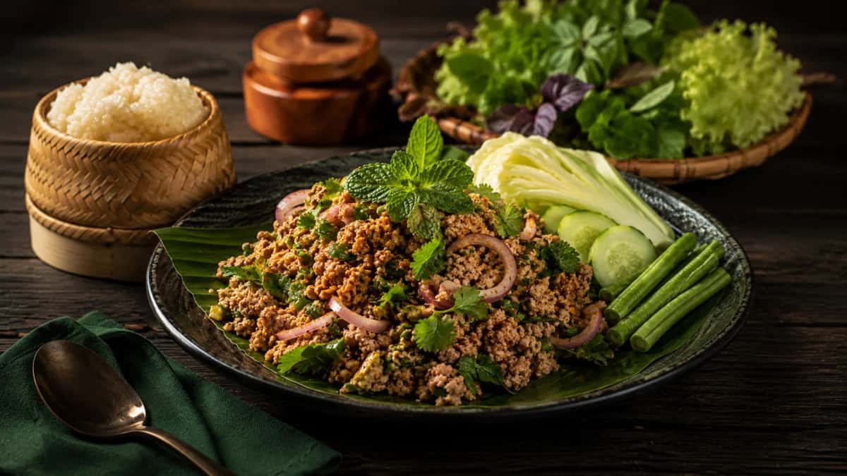 Autentisk Thai Larb - Kryddig köttsallad med rostat rismjöl, mynta, koriander, lime och fisksås från Isan-regionen i nordöstra Thailand