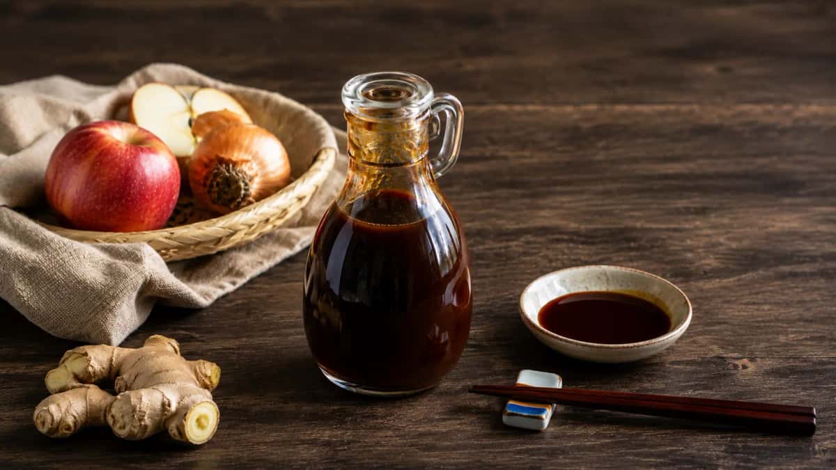 Hemgjord tonkatsu-sås i glasflaska, tjock och mörkbrun med fruktig doft